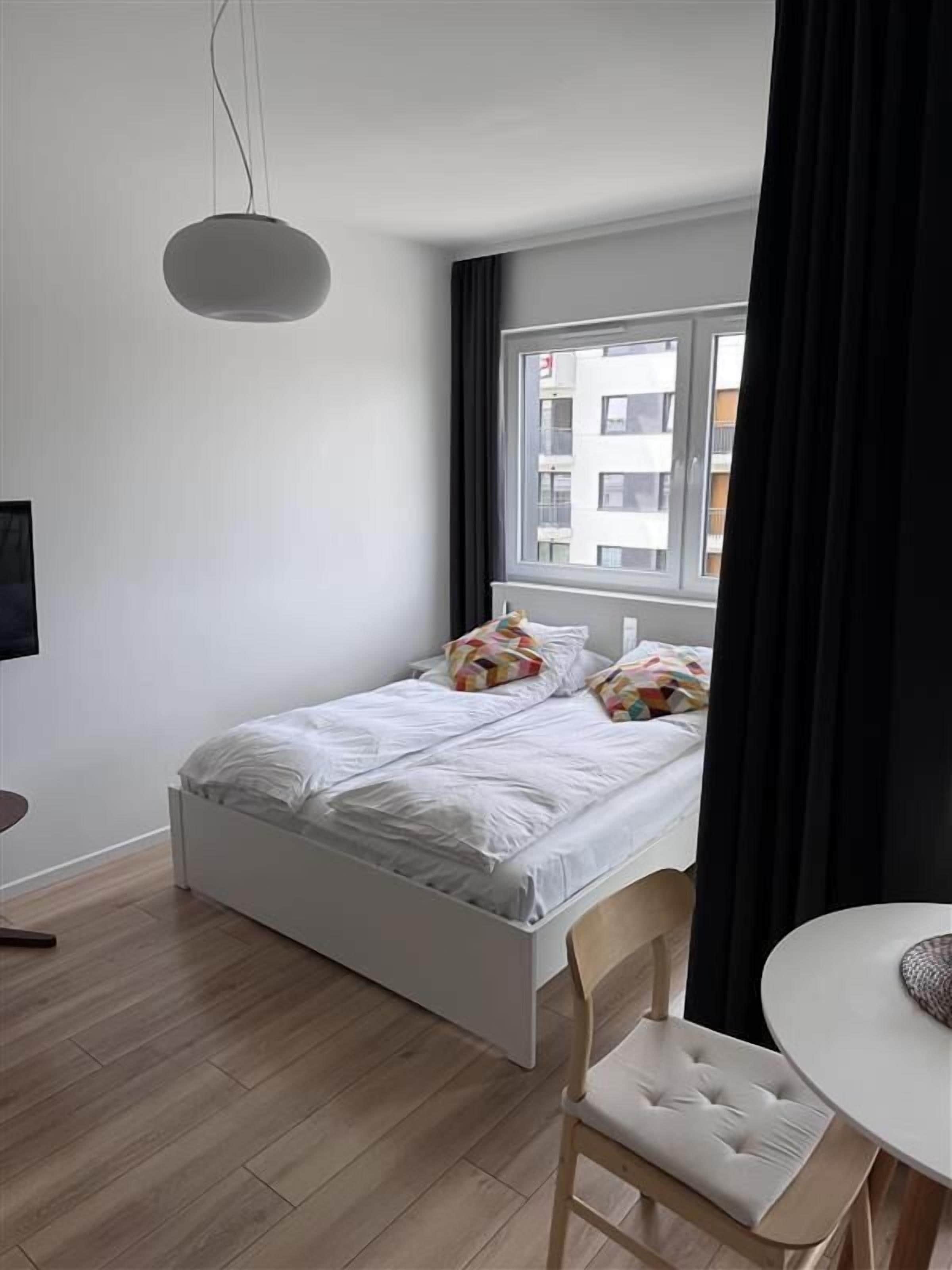 Tabla de planchar con plancha, wifi y ropa de cama 