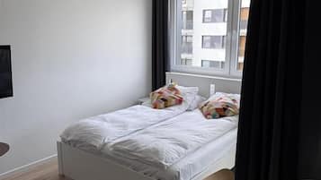 Tabla de planchar con plancha, wifi y ropa de cama