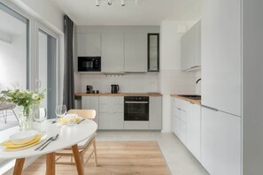 Kylskåp, mikrovågsugn, ugn och spishäll