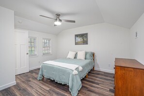 3 Schlafzimmer, Schreibtisch, Bügeleisen/Bügelbrett, Reisekinderbett