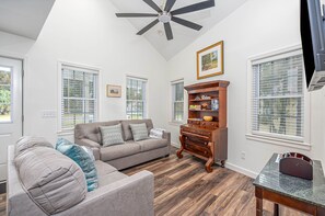 TV, offices - River Breeze Cottage (Savannah)