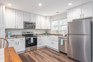 Fridge, microwave, oven, stovetop - River Breeze Cottage (Savannah)