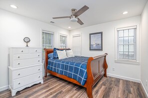 3 chambres, bureau, fer et planche à repasser, lit de bébé portatif