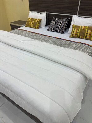 Bangalô standard, 1 cama Queen, vista para o jardim | Roupas de cama premium, camas Select Comfort, escrivaninha