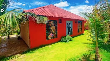 Vista frontal de la propiedad