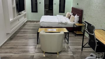 Deluxe Room | 1 bedroom, premium bedding, Select Comfort beds, desk