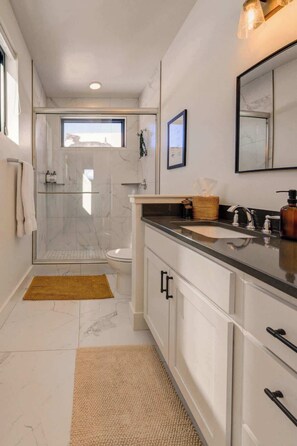 Een douche, een haardroger, handdoeken