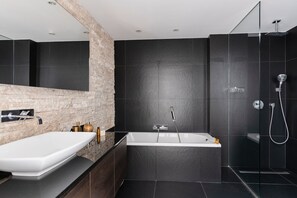 Penthouse urbano | Baño | Secadora de cabello, toallas, papel de baño 