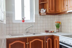 Full-sized fridge, oven, stovetop, toaster