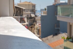 Frigorifero con congelatore, forno, piano cottura, tostapane