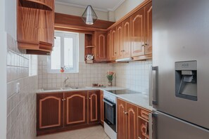 Großer Kühlschrank, Ofen, Herdplatte, Toaster
