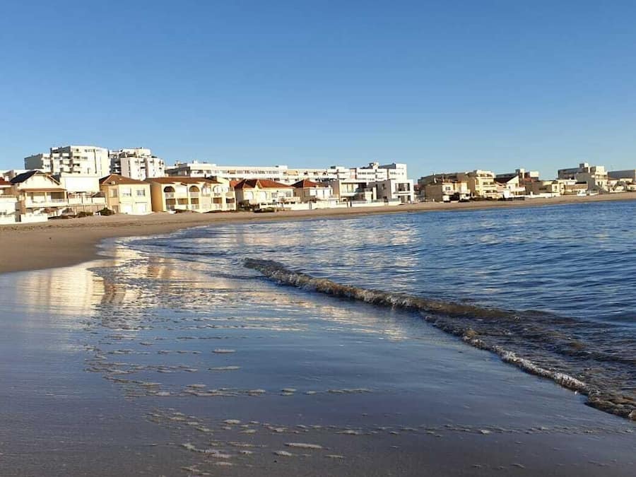 En la playa, arena blanca, sombrillas, vĂłleibol de playa