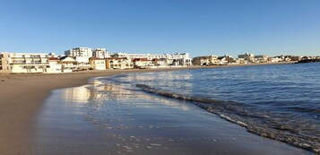 Ubicación a pie de playa, arena blanca, sombrillas y vóley playa