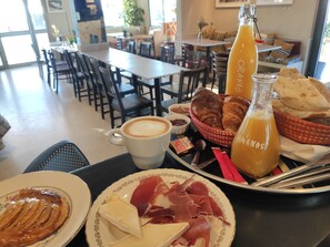 Se ofrece un desayuno bufé todos los días (por un coste adicional)