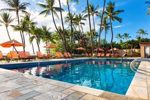 Una piscina al aire libre, una piscina climatizada