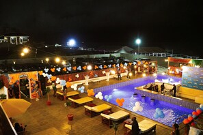 Alberca al aire libre y camas balinesas gratuitas 