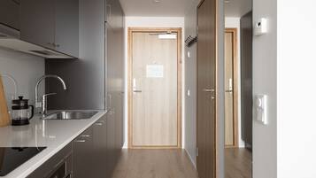 Medium studio with a view | Cuisine privée | Grand réfrigérateur, micro-ondes, four, plaque de cuisson