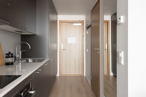 Refrigerador con freezer, microondas, horno, placa de cocina