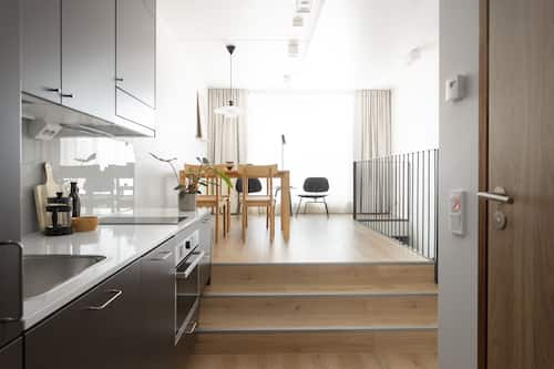 Spacious studio with loft | Bureau, espace de travail pour ordinateur portable, rideaux occultants
