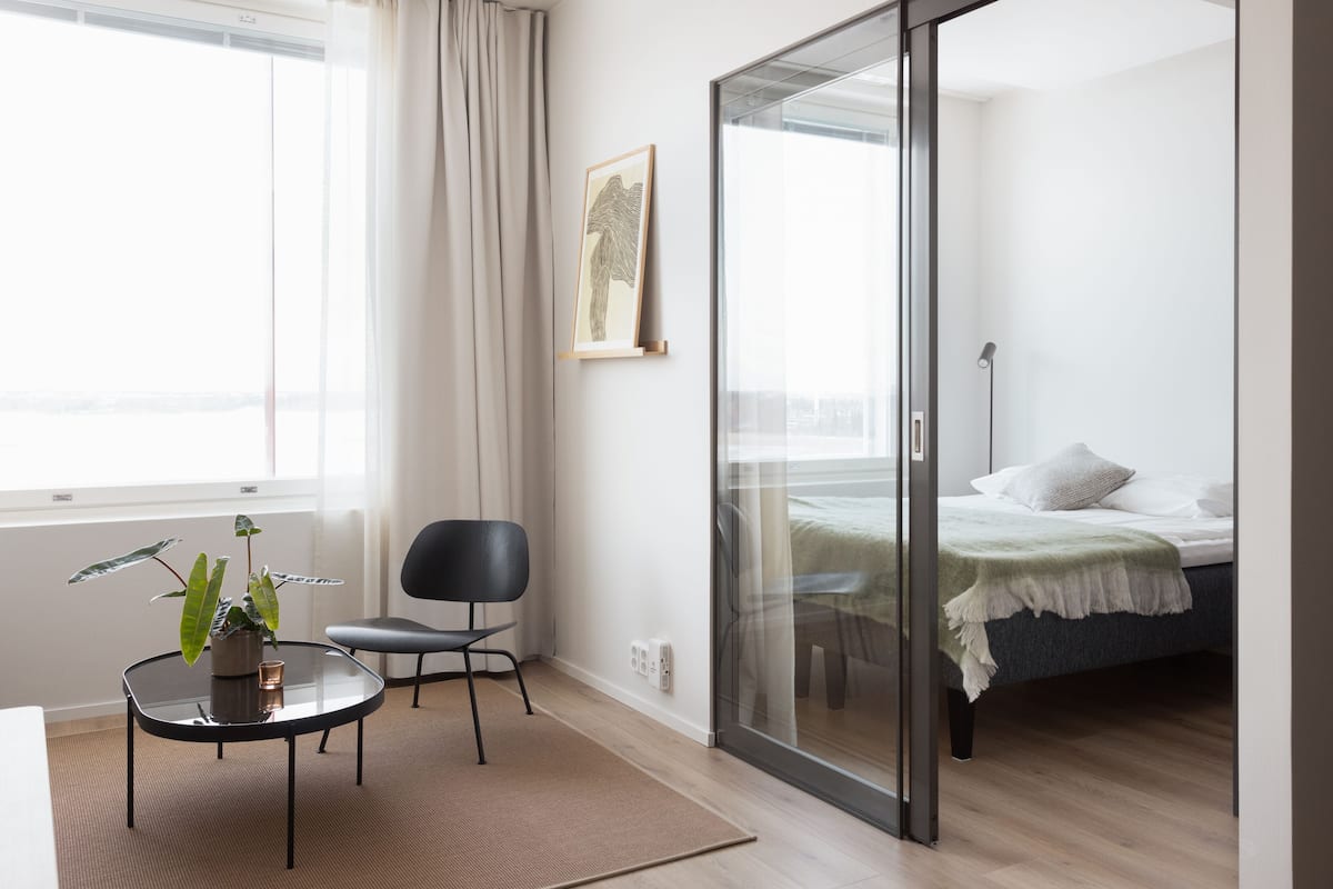 1 habitación, escritorio y espacio para trabajar con laptop