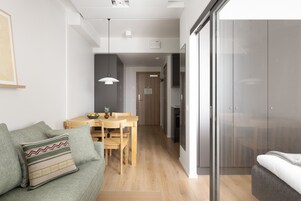 Spacious studio with sea view | 办公桌、笔记本电脑工作区、遮光窗帘、隔音