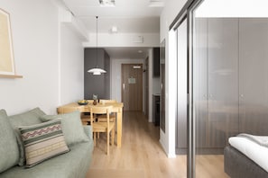 Escritorio, espacio para trabajar con laptop y cortinas blackout