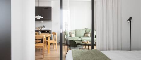 Skrivbord, arbetsyta för laptop, mörkläggningsgardiner och ljudisolering