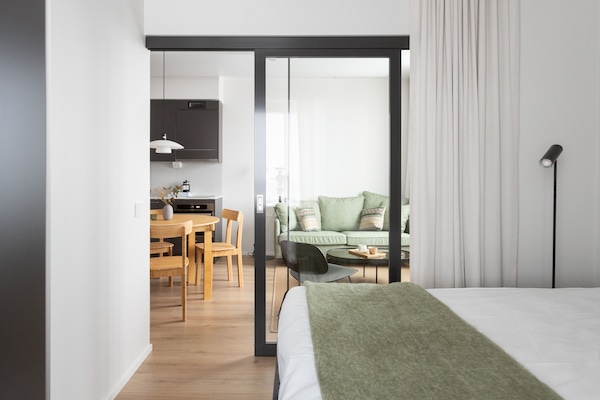 Työpöytä, kannettavalle tietokoneelle sopiva työtila, pimennysverhot