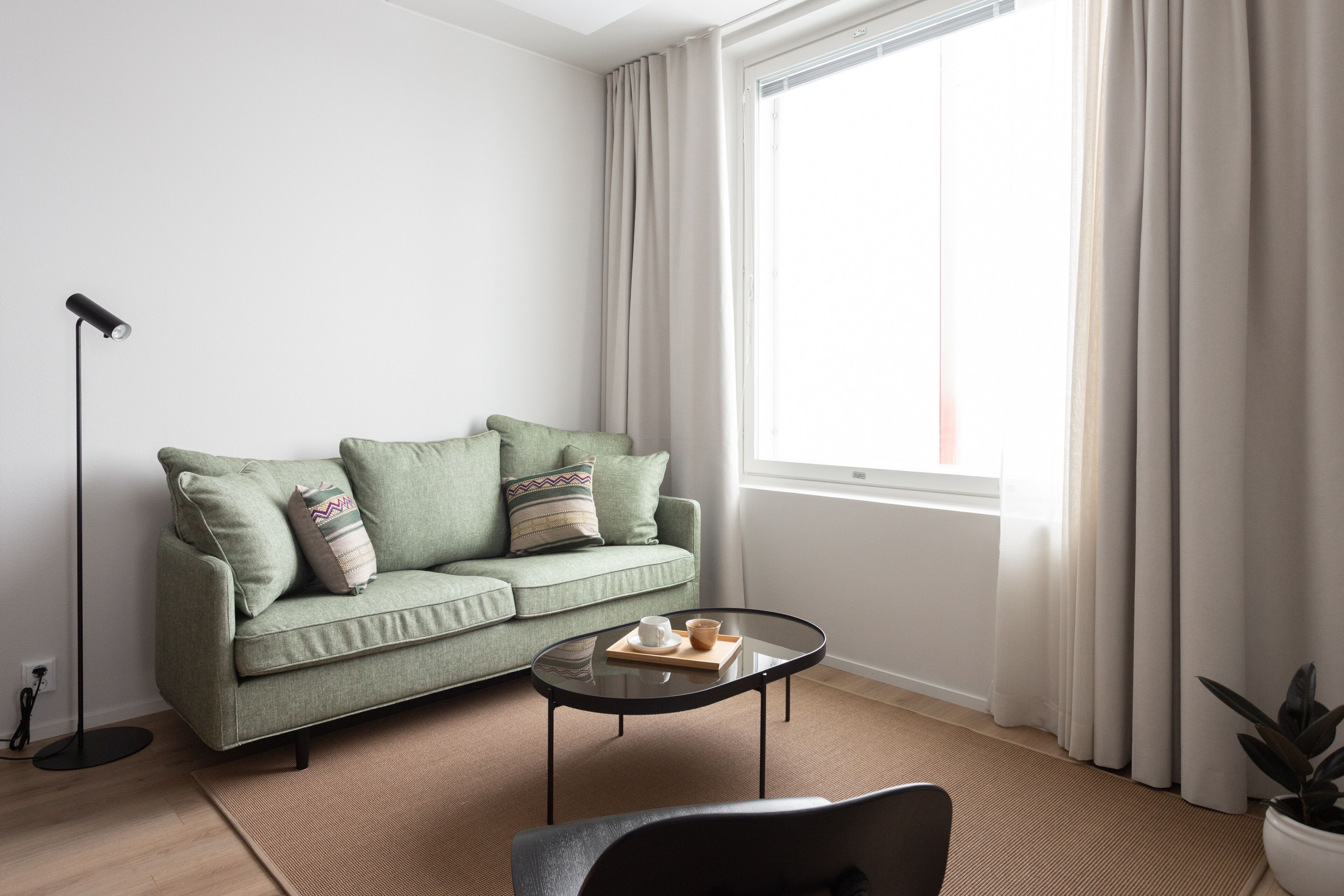 Escritorio, espacio para trabajar con laptop y cortinas blackout 