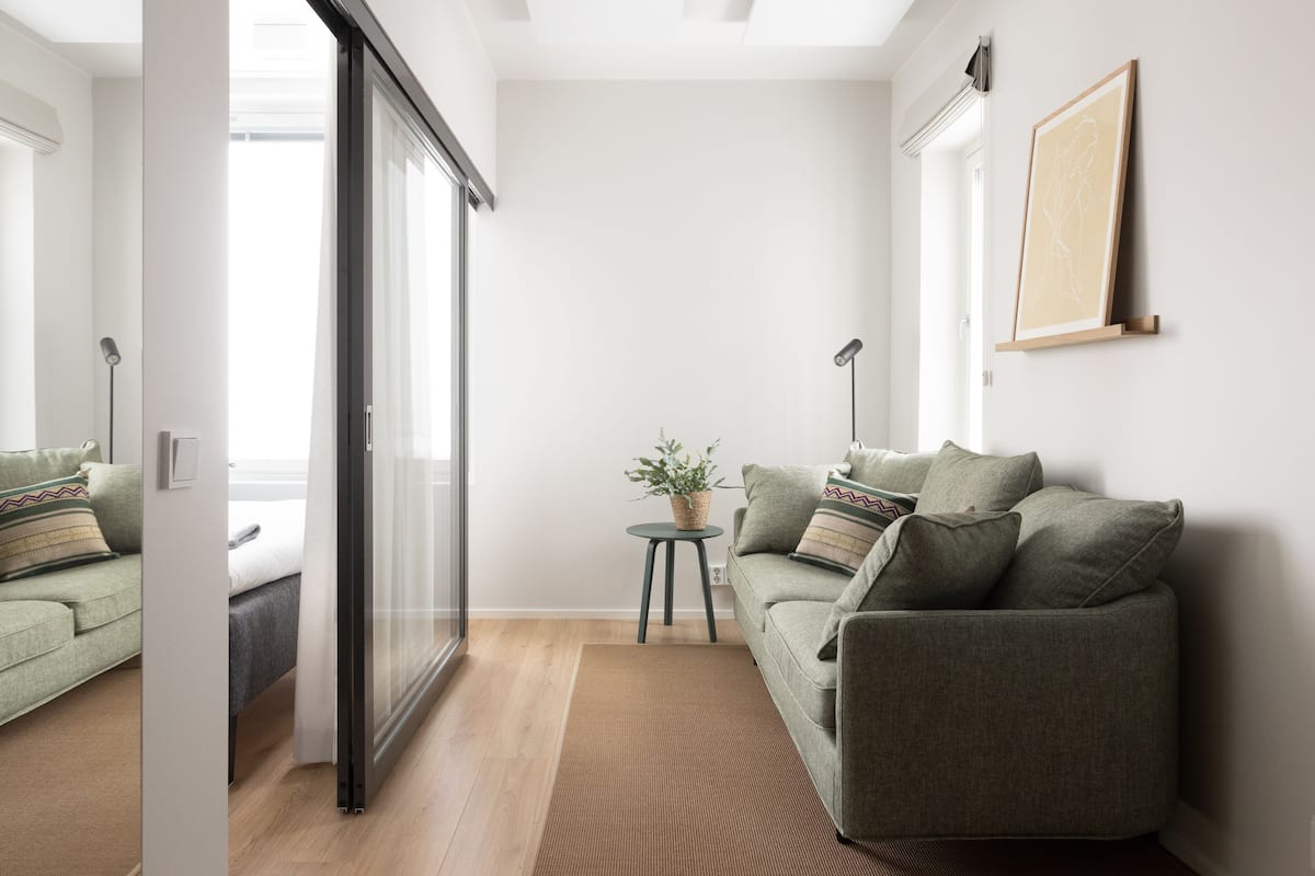 Spacious studio with sea view | Schreibtisch, laptopgeeigneter Arbeitsplatz, Verdunkelungsvorhänge