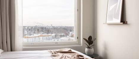 Compact studio with a view | Skrivbord, arbetsyta för laptop, mörkläggningsgardiner och ljudisolering