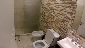 Dusche, Haartrockner, Bidet, Handtücher