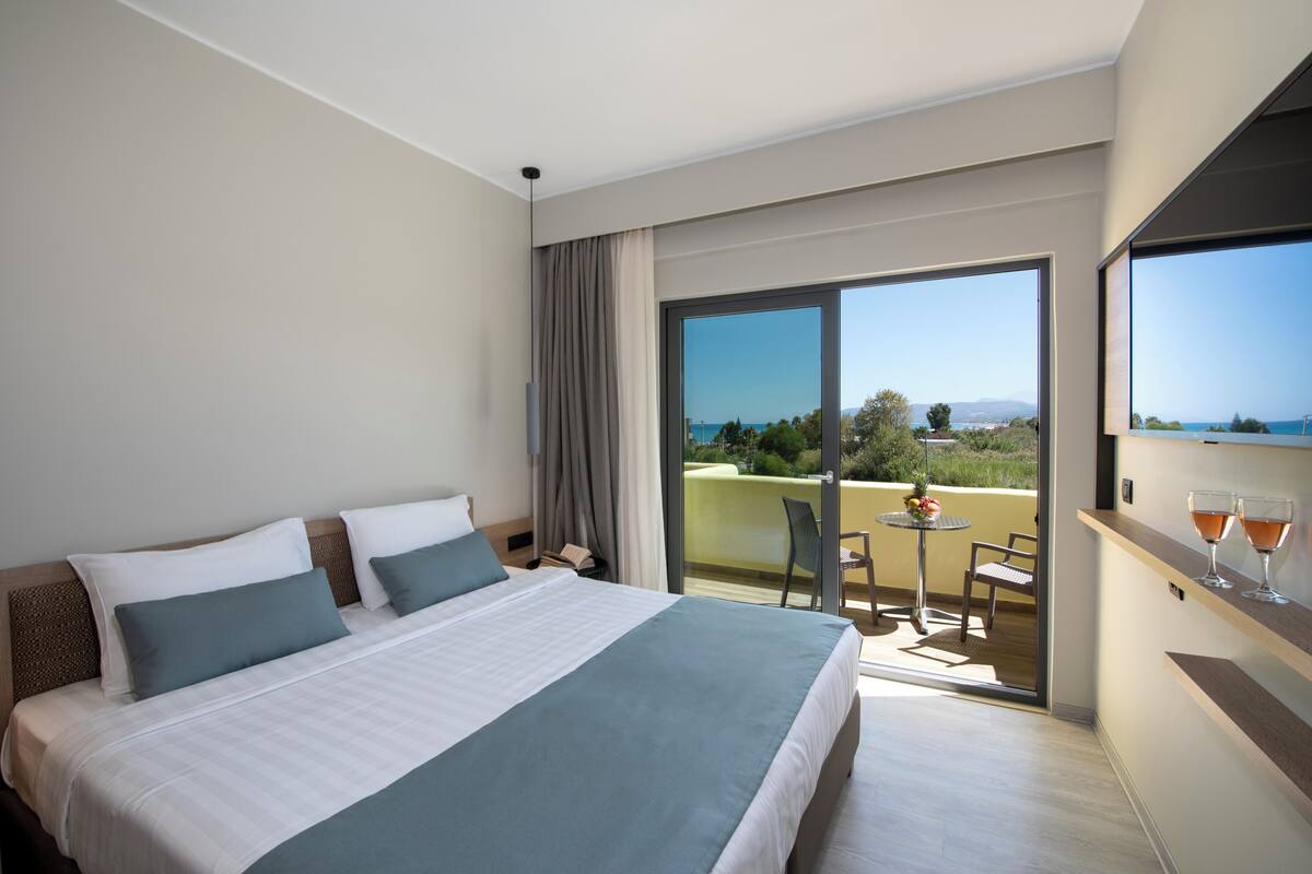 Deluxe Double Room Balcony & Sea View | 客房內保險箱、遮光布/窗簾、隔音、免費無線上網