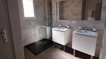 SĂšche-cheveux, serviettes fournies, savon, papier toilette