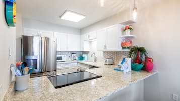 Leilighet – comfort, 2 soverom, balkong, utsikt mot lagune | Eget kjøkken | Kjøleskap, mikrobølgeovn, ovn og kokeplater