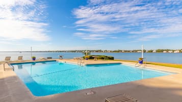 Innendørsbasseng og utendørsbasseng