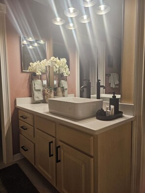 Shower, hair dryer, towels