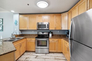 Refrigerador, microondas, horno y parrilla de estufa