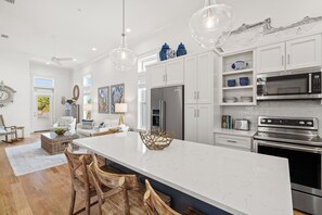 Fridge, microwave, oven, stovetop - BVR 21 - Wade N Sea by Liquid Life (Orange Beach)