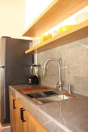 Kühlschrank, Ofen, Wasserkocher mit Kaffee-/Teezubehör, Wasserkocher