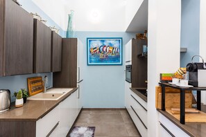 Een koelkast, een microgolfoven, een oven, een kookplaat