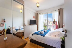 2 室のベッドルーム、アイロン / アイロン台、WiFi (無料)、ベッドシーツ