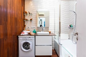 Een douche, handdoeken