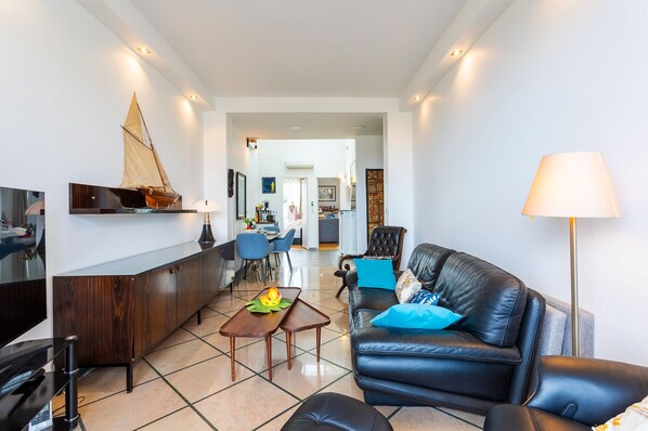 TV - LE FRANCE AP4350 By Riviera Holiday Homes (Niza)