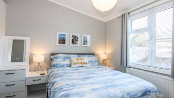 2 kamar tidur dan didekorasi berbeda-beda