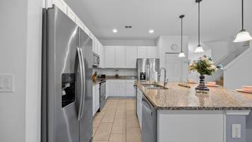 Hus - flere soveværelser | Privat køkken | Køleskab, ovn, kaffe-/temaskine, brødrister