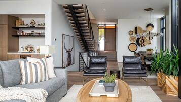 House, 5 Bedrooms | Living area