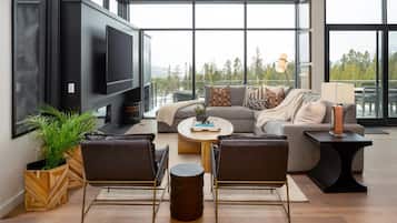 House, 5 Bedrooms | Living area