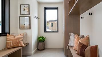 House, 5 Bedrooms | Living area