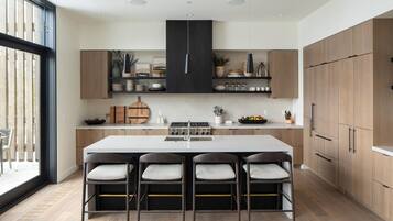 House, 5 Bedrooms | Dining